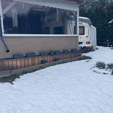 캠프장 Glamping Karavan U Konopiste