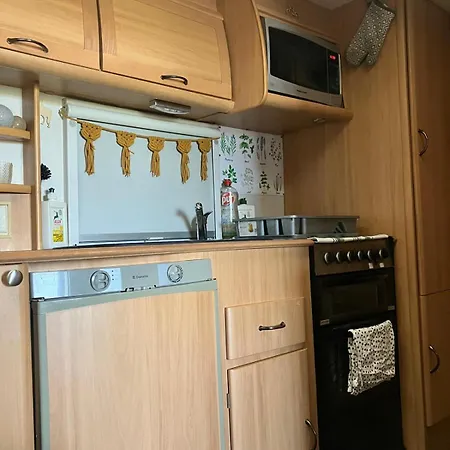 Glamping Karavan U Konopiste مكان تخييم