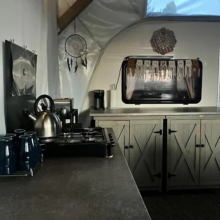 Glamping Karavan U Konopiste مكان تخييم *