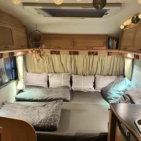 Glamping Karavan U Konopiste 캠프장