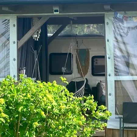 مكان تخييم Glamping Karavan U Konopiste Chrastany (Benesov)