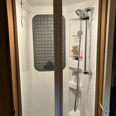 Glamping Karavan U Konopiste مكان تخييم