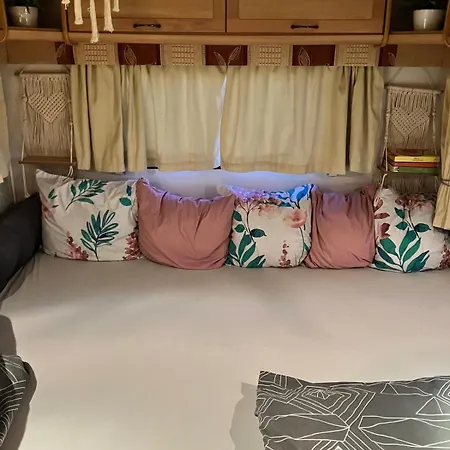 مكان تخييم Glamping Karavan U Konopiste *