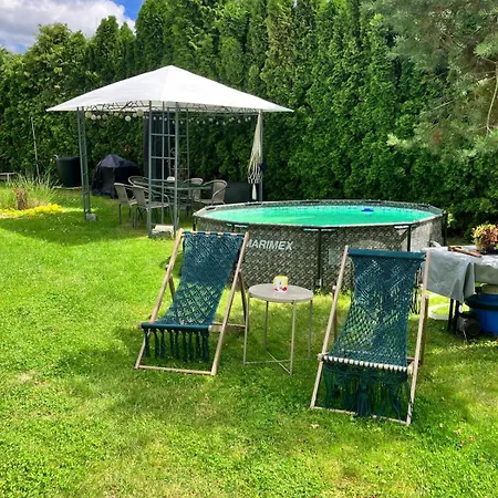 Glamping Karavan U Konopiste مكان تخييم *