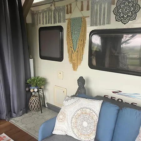 Glamping Karavan U Konopiste مكان تخييم Chrastany (Benesov)
