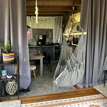 Kemp Glamping Karavan U Konopiště *
