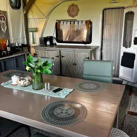 Kemp Glamping Karavan U Konopiště