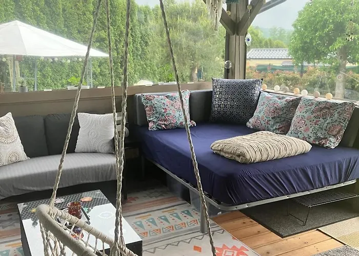 Glamping Karavan U Konopiste 캠프장