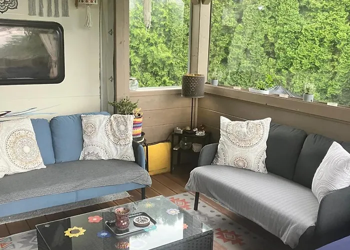 Glamping Karavan U Konopiste 캠프장 *