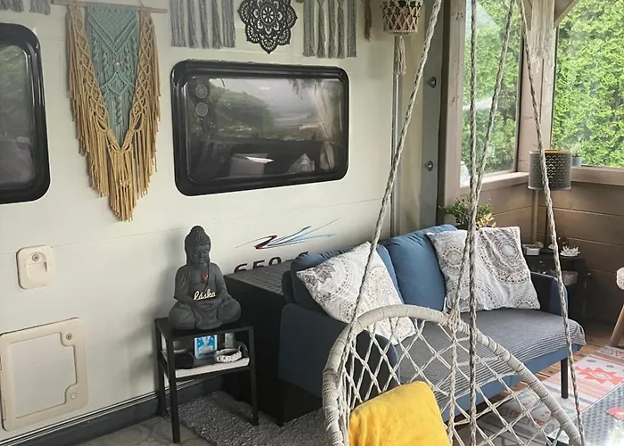 Campsite Glamping Karavan U Konopiste *