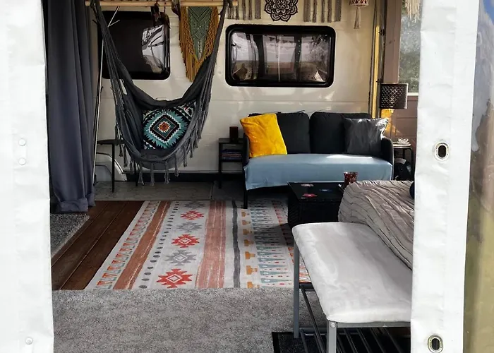 Glamping Karavan U Konopiste *