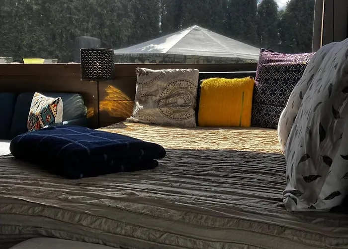 Glamping Karavan U Konopiste Κάμπινγκ *