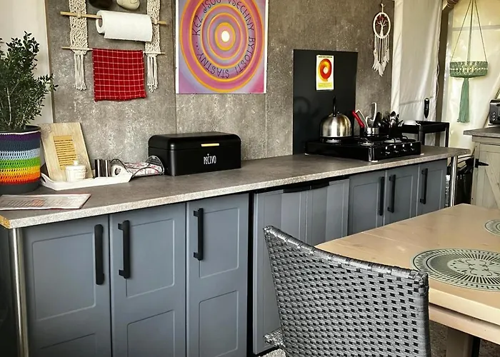 Κάμπινγκ Glamping Karavan U Konopiste